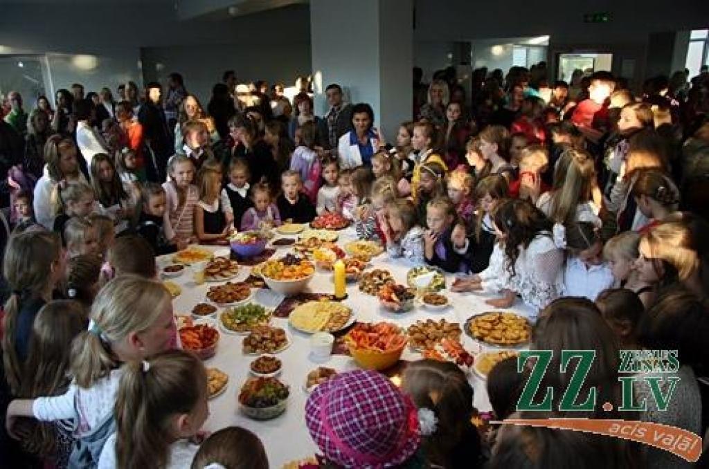 «Kad, uzzinot par to, ka augstās īres maksas dēļ vecā pasta ēka «Beneficei» jāatstāj, viens no audzēkņu vecākiem man piedāvāja apskatīt pamesto cukurfabrikas ēdnīcu, es tūlīt sapratu, ka tas ir tieši tas, kas mums vislabāk derētu,» «Ziņām»...