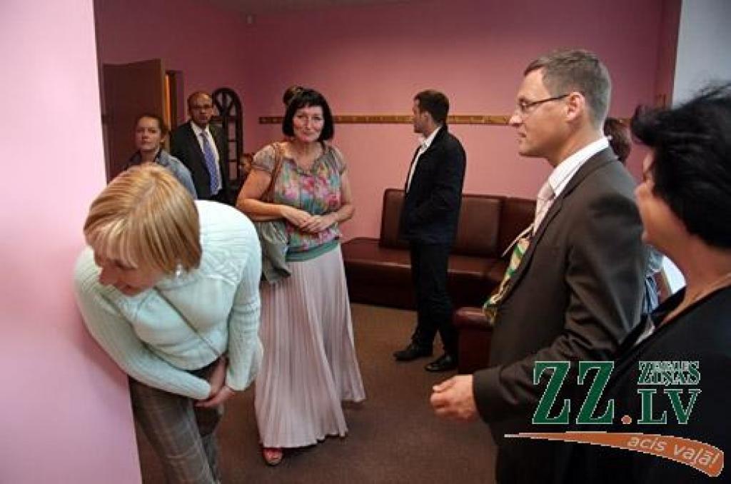 «Kad, uzzinot par to, ka augstās īres maksas dēļ vecā pasta ēka «Beneficei» jāatstāj, viens no audzēkņu vecākiem man piedāvāja apskatīt pamesto cukurfabrikas ēdnīcu, es tūlīt sapratu, ka tas ir tieši tas, kas mums vislabāk derētu,» «Ziņām»...