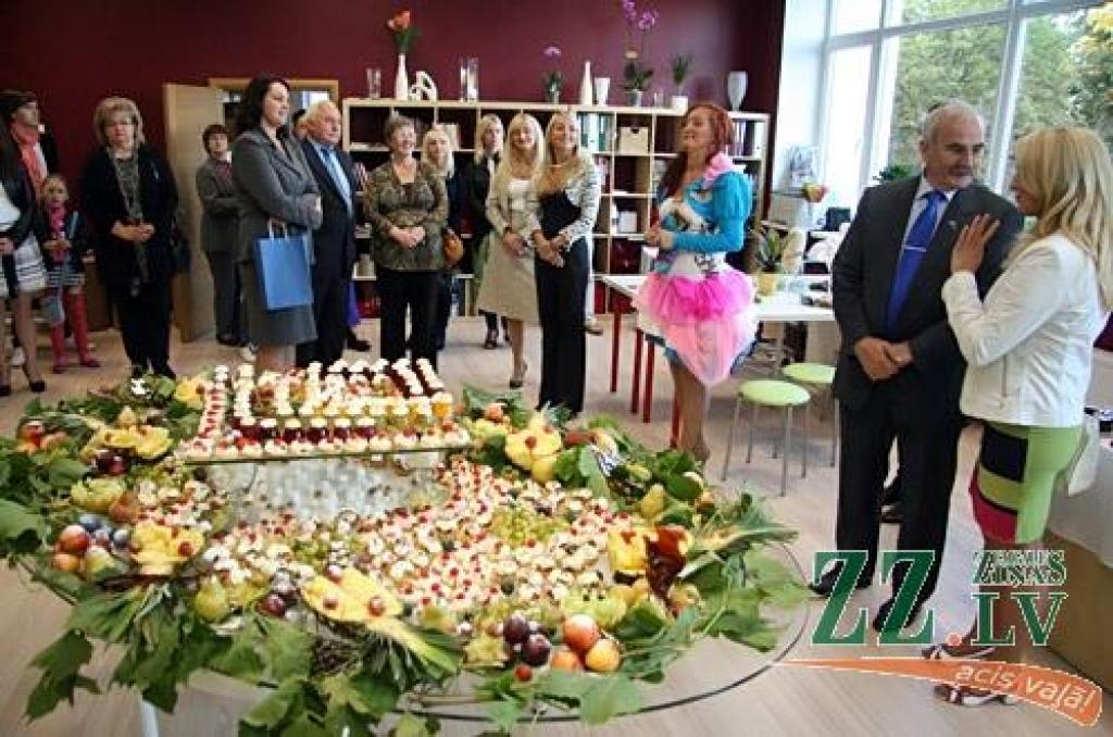 «Kad, uzzinot par to, ka augstās īres maksas dēļ vecā pasta ēka «Beneficei» jāatstāj, viens no audzēkņu vecākiem man piedāvāja apskatīt pamesto cukurfabrikas ēdnīcu, es tūlīt sapratu, ka tas ir tieši tas, kas mums vislabāk derētu,» «Ziņām»...