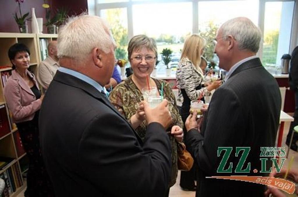 «Kad, uzzinot par to, ka augstās īres maksas dēļ vecā pasta ēka «Beneficei» jāatstāj, viens no audzēkņu vecākiem man piedāvāja apskatīt pamesto cukurfabrikas ēdnīcu, es tūlīt sapratu, ka tas ir tieši tas, kas mums vislabāk derētu,» «Ziņām»...