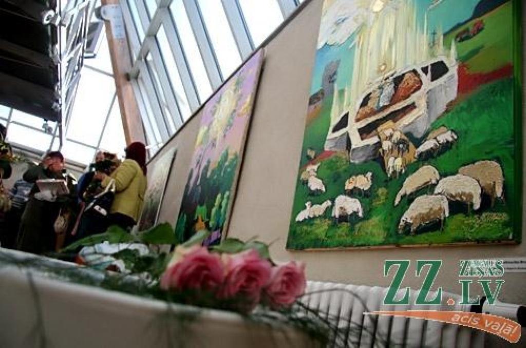 Tukumniece Ilze Pauliņa izstādei torņa izstāžu zālē atlasījusi lielākoties savus jaunākos darbus, kā arī dažas agrāka laika perioda gleznas. Māksliniece ir kristīgs cilvēks, tāpēc Dieva klātbūtne caurstrāvo visas izstādē līdz 30.septembrim...