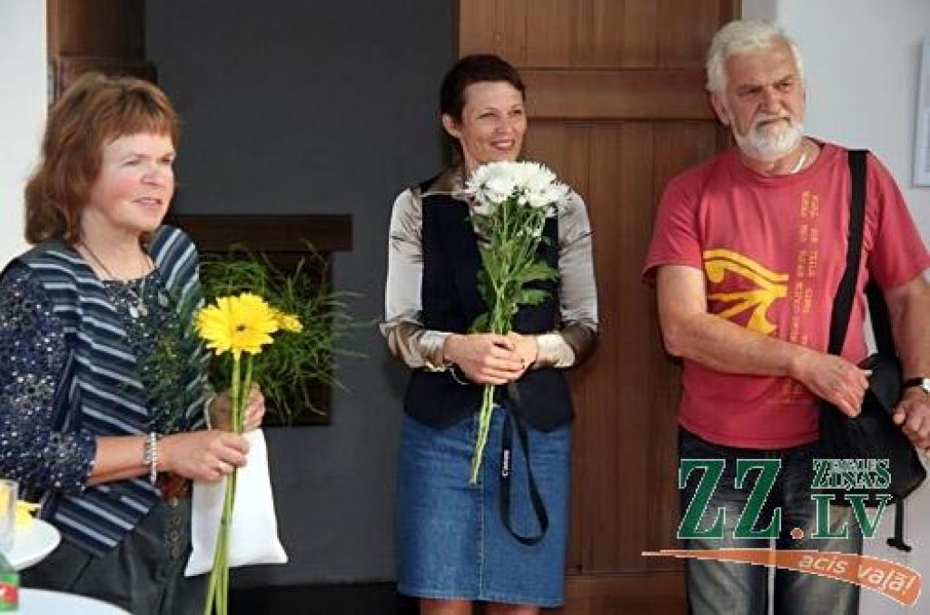 Tukumniece Ilze Pauliņa izstādei torņa izstāžu zālē atlasījusi lielākoties savus jaunākos darbus, kā arī dažas agrāka laika perioda gleznas. Māksliniece ir kristīgs cilvēks, tāpēc Dieva klātbūtne caurstrāvo visas izstādē līdz 30.septembrim...