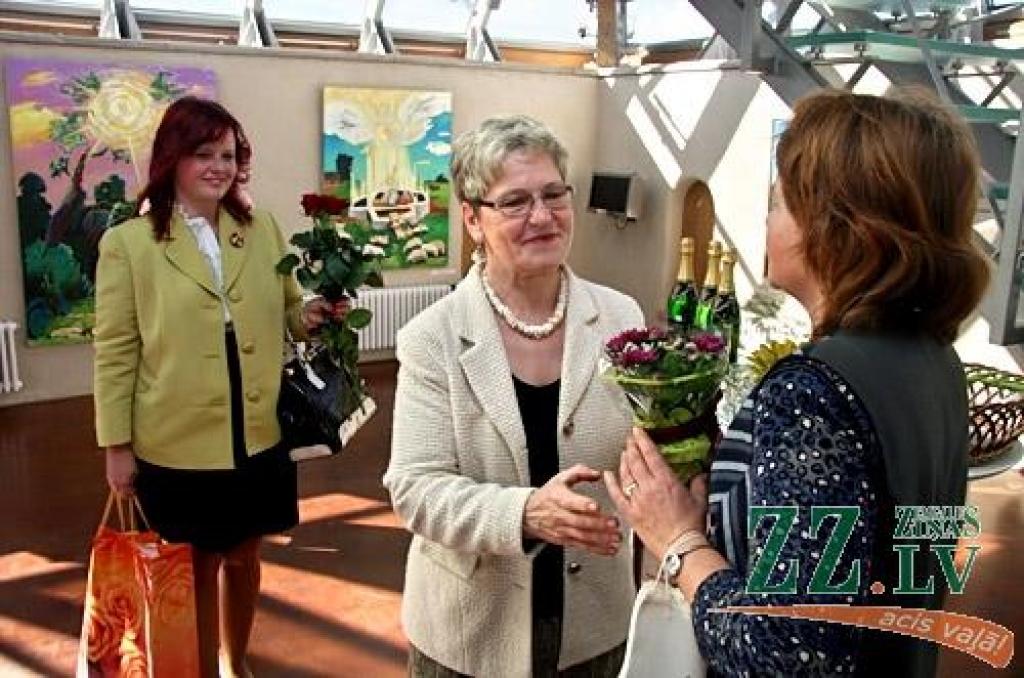 Tukumniece Ilze Pauliņa izstādei torņa izstāžu zālē atlasījusi lielākoties savus jaunākos darbus, kā arī dažas agrāka laika perioda gleznas. Māksliniece ir kristīgs cilvēks, tāpēc Dieva klātbūtne caurstrāvo visas izstādē līdz 30.septembrim...
