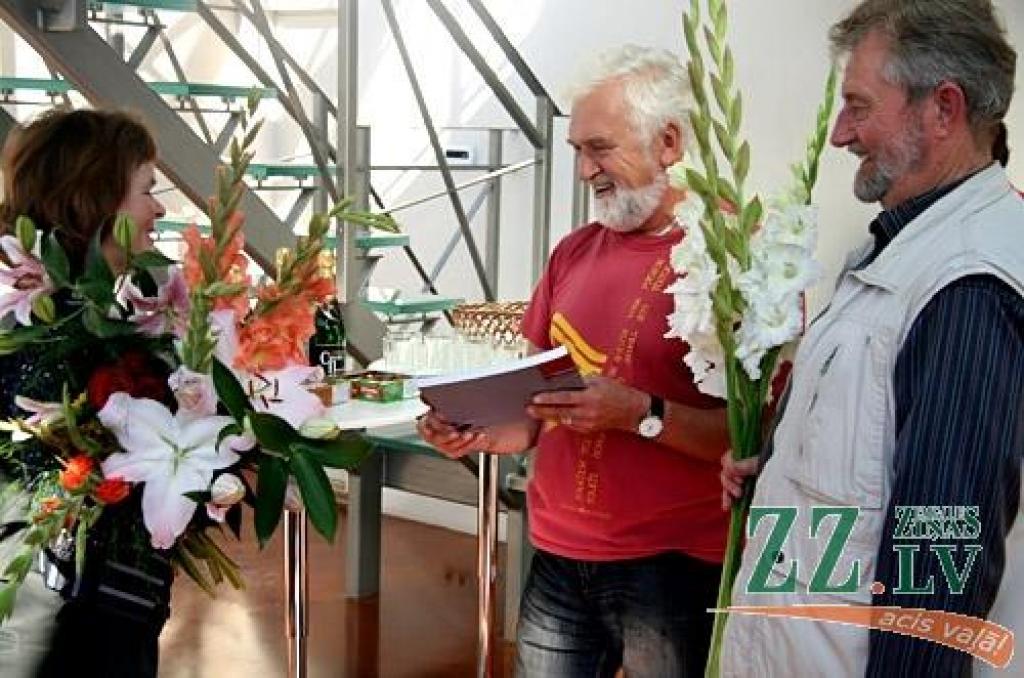 Tukumniece Ilze Pauliņa izstādei torņa izstāžu zālē atlasījusi lielākoties savus jaunākos darbus, kā arī dažas agrāka laika perioda gleznas. Māksliniece ir kristīgs cilvēks, tāpēc Dieva klātbūtne caurstrāvo visas izstādē līdz 30.septembrim...