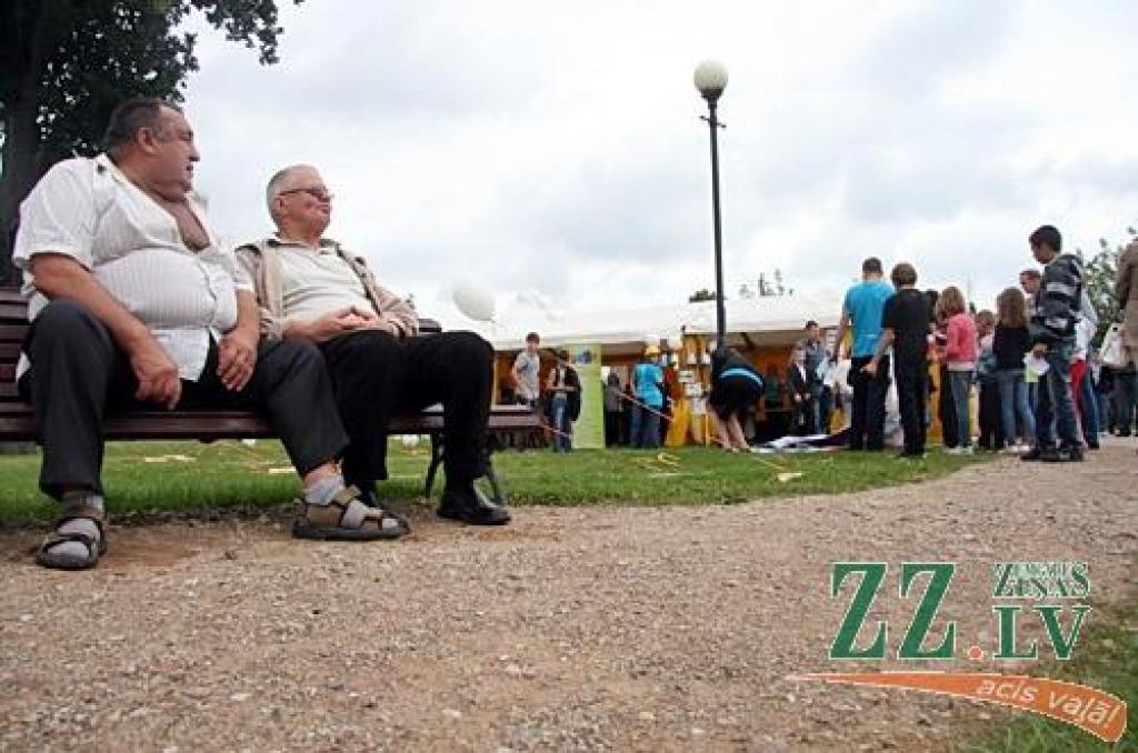 Pēc svinīgajām uzrunām un apsveikumiem savās mācību iestādēs daudzi jaunieši 3.spetembrī devās uz Uzvaras parku, kur Jelgavas pašvaldības aģentūra «Kultūra» dažāda vecuma skolas gaitu sācējiem rīkoja pasākumu «ZINĪ-BUms», kur...