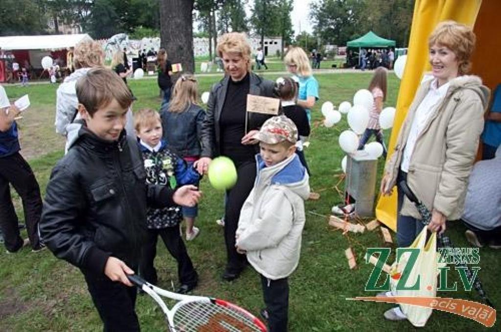 Pēc svinīgajām uzrunām un apsveikumiem savās mācību iestādēs daudzi jaunieši 3.spetembrī devās uz Uzvaras parku, kur Jelgavas pašvaldības aģentūra «Kultūra» dažāda vecuma skolas gaitu sācējiem rīkoja pasākumu «ZINĪ-BUms», kur...