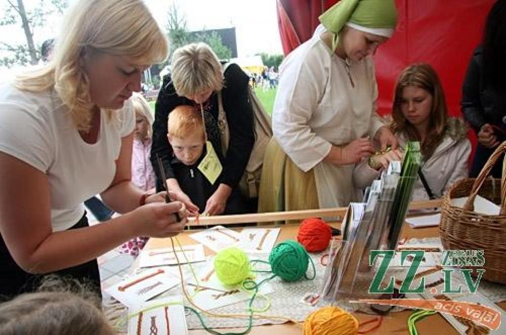 Pēc svinīgajām uzrunām un apsveikumiem savās mācību iestādēs daudzi jaunieši 3.spetembrī devās uz Uzvaras parku, kur Jelgavas pašvaldības aģentūra «Kultūra» dažāda vecuma skolas gaitu sācējiem rīkoja pasākumu «ZINĪ-BUms», kur...