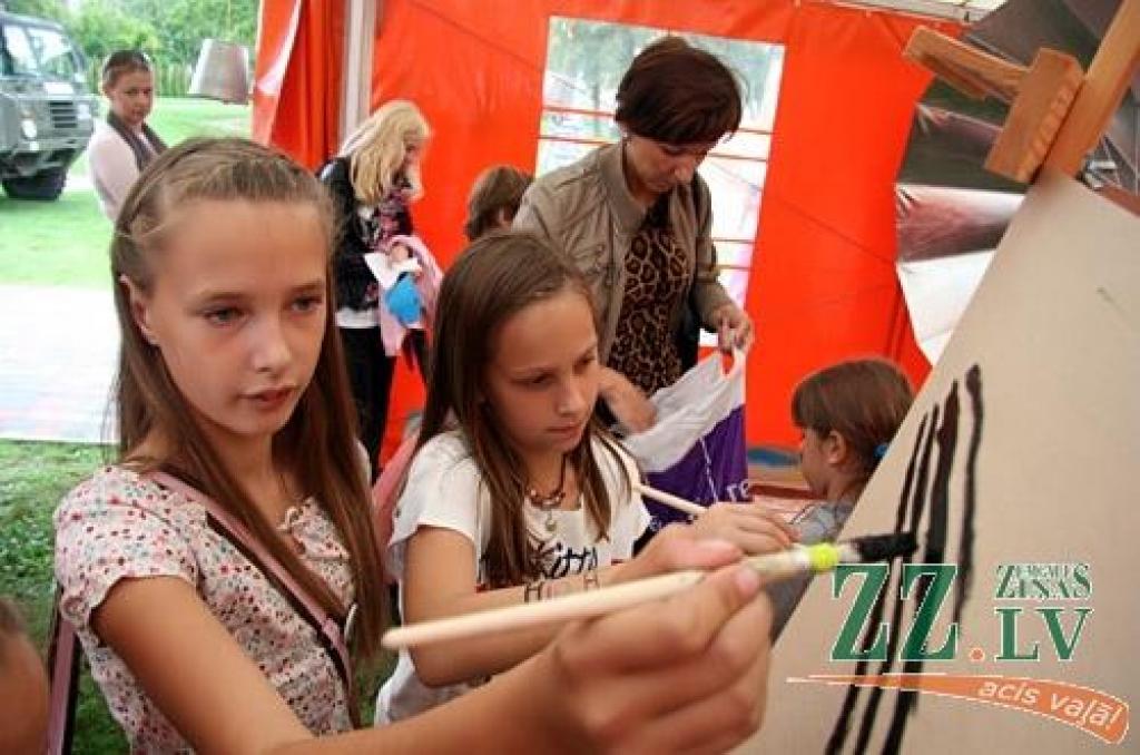 Pēc svinīgajām uzrunām un apsveikumiem savās mācību iestādēs daudzi jaunieši 3.spetembrī devās uz Uzvaras parku, kur Jelgavas pašvaldības aģentūra «Kultūra» dažāda vecuma skolas gaitu sācējiem rīkoja pasākumu «ZINĪ-BUms», kur...