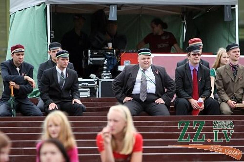 Pēc svinīgajām uzrunām un apsveikumiem savās mācību iestādēs daudzi jaunieši 3.spetembrī devās uz Uzvaras parku, kur Jelgavas pašvaldības aģentūra «Kultūra» dažāda vecuma skolas gaitu sācējiem rīkoja pasākumu «ZINĪ-BUms», kur...