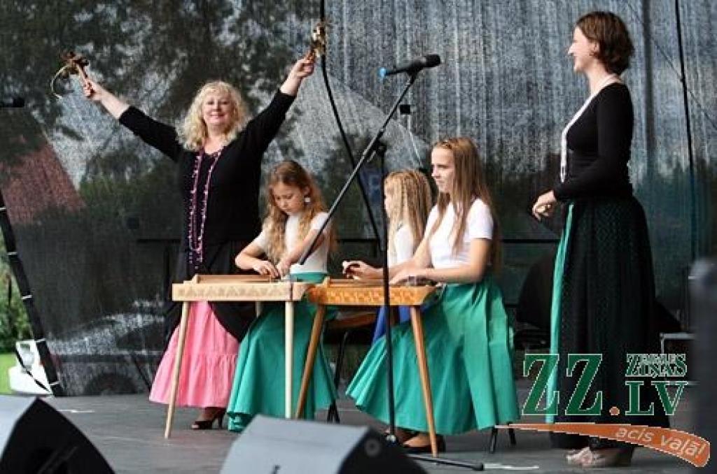 Pēc svinīgajām uzrunām un apsveikumiem savās mācību iestādēs daudzi jaunieši 3.spetembrī devās uz Uzvaras parku, kur Jelgavas pašvaldības aģentūra «Kultūra» dažāda vecuma skolas gaitu sācējiem rīkoja pasākumu «ZINĪ-BUms», kur...