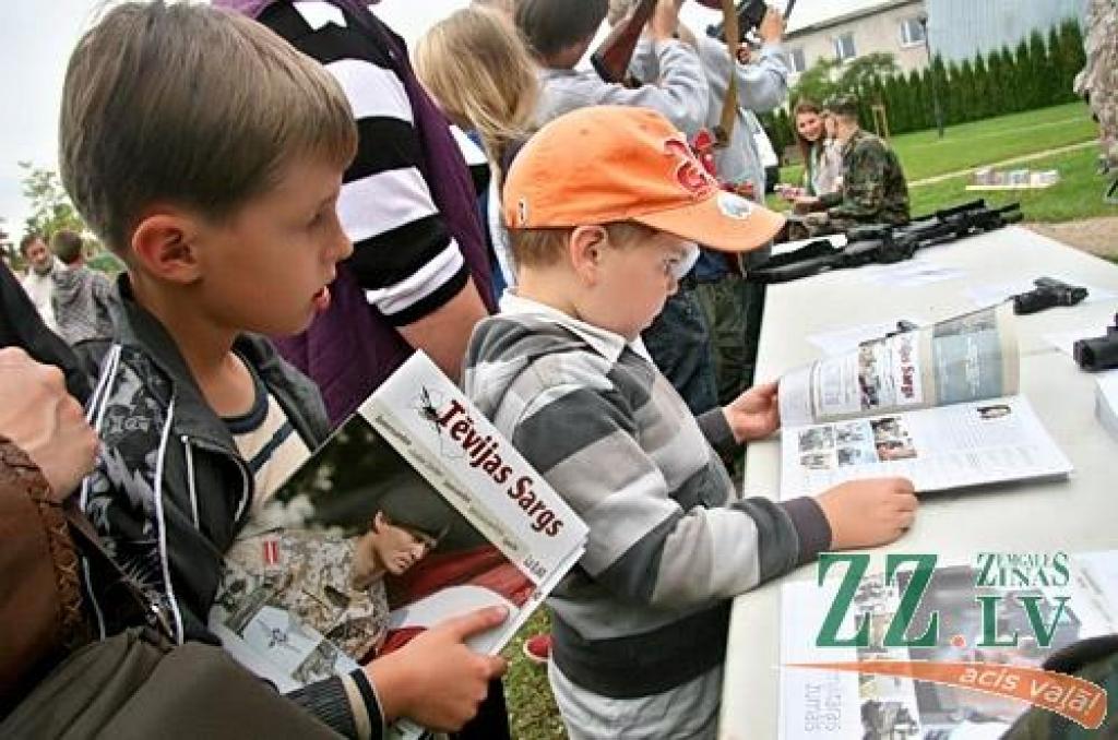 Pēc svinīgajām uzrunām un apsveikumiem savās mācību iestādēs daudzi jaunieši 3.spetembrī devās uz Uzvaras parku, kur Jelgavas pašvaldības aģentūra «Kultūra» dažāda vecuma skolas gaitu sācējiem rīkoja pasākumu «ZINĪ-BUms», kur...