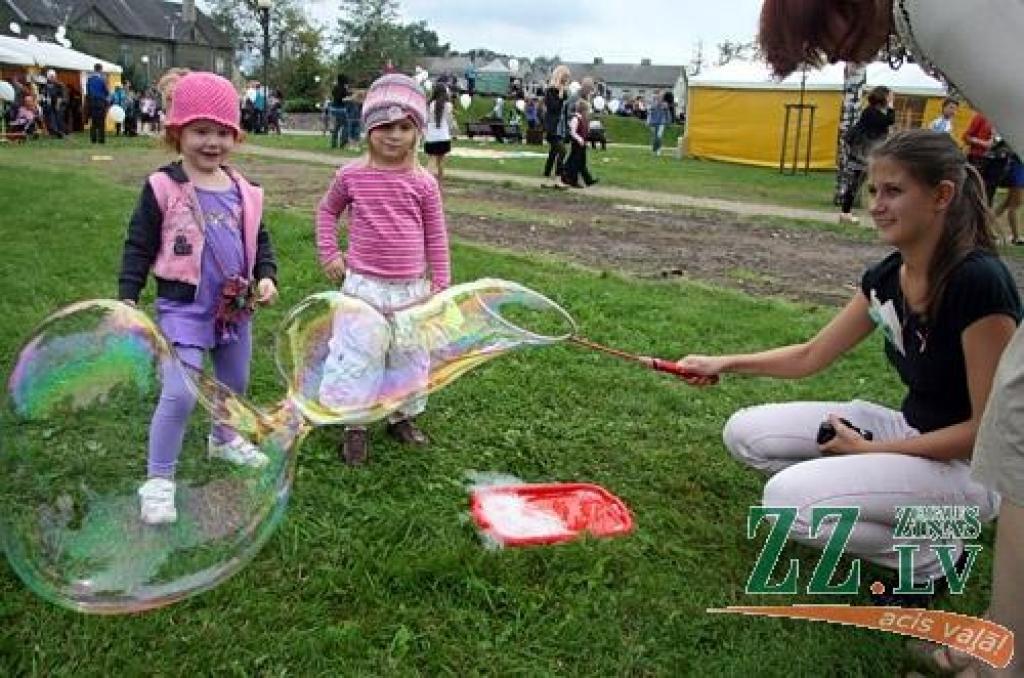 Pēc svinīgajām uzrunām un apsveikumiem savās mācību iestādēs daudzi jaunieši 3.spetembrī devās uz Uzvaras parku, kur Jelgavas pašvaldības aģentūra «Kultūra» dažāda vecuma skolas gaitu sācējiem rīkoja pasākumu «ZINĪ-BUms», kur...