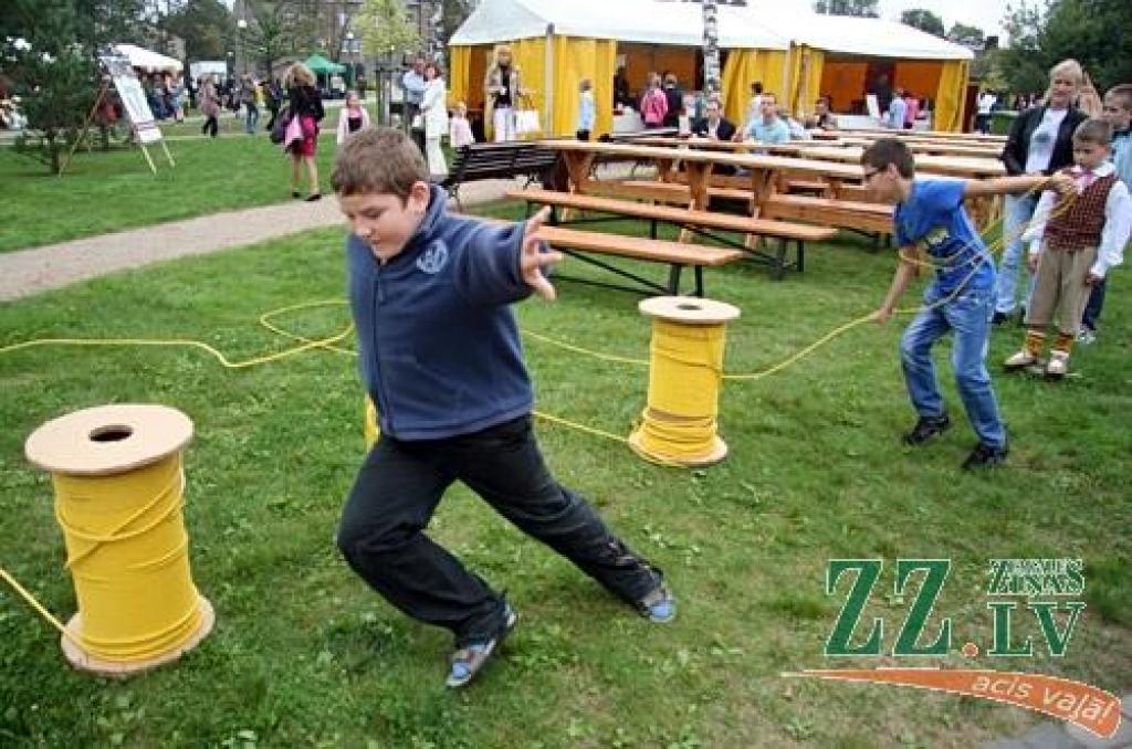 Pēc svinīgajām uzrunām un apsveikumiem savās mācību iestādēs daudzi jaunieši 3.spetembrī devās uz Uzvaras parku, kur Jelgavas pašvaldības aģentūra «Kultūra» dažāda vecuma skolas gaitu sācējiem rīkoja pasākumu «ZINĪ-BUms», kur...