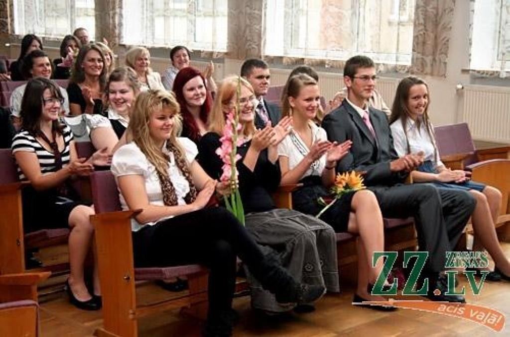 Šogad Jelgavas vidējās un profesionālās izglītības iestādēs mācīsies ap astoņiem tūkstošiem audzēkņu, liecina pašvaldības apkopotā informācija.
Skolēnu skaits 2012./2013.mācību gadā precīzi būs zināms 5.septembrī, noskaidroja zz.lv, taču...
Autors: Agris Samcovs