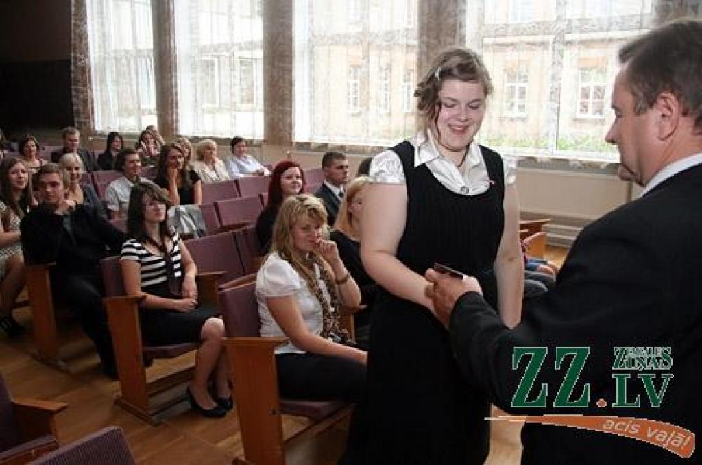 Šogad Jelgavas vidējās un profesionālās izglītības iestādēs mācīsies ap astoņiem tūkstošiem audzēkņu, liecina pašvaldības apkopotā informācija.
Skolēnu skaits 2012./2013.mācību gadā precīzi būs zināms 5.septembrī, noskaidroja zz.lv, taču...
Autors: Agris Samcovs