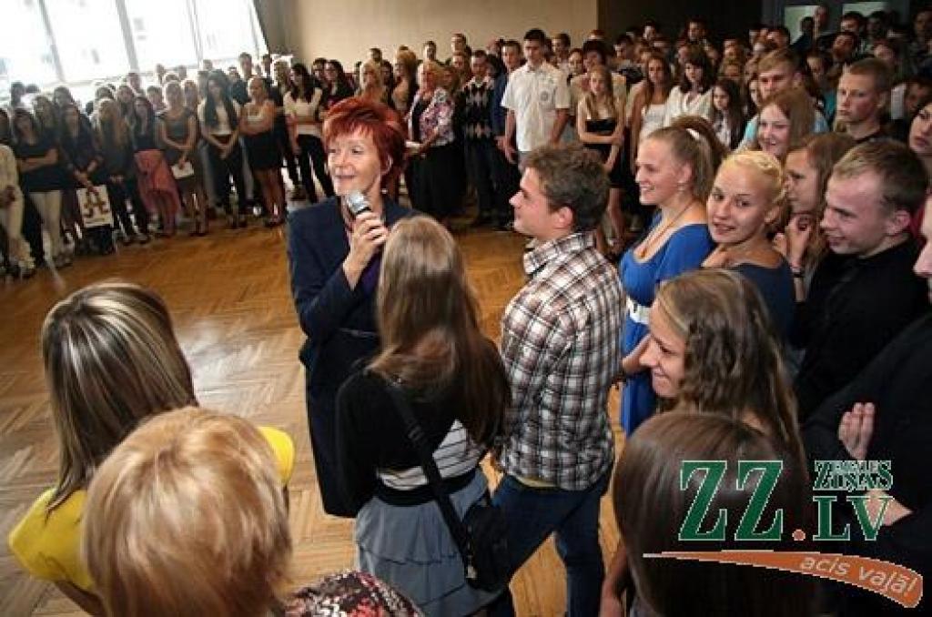 Šogad Jelgavas vidējās un profesionālās izglītības iestādēs mācīsies ap astoņiem tūkstošiem audzēkņu, liecina pašvaldības apkopotā informācija.
Skolēnu skaits 2012./2013.mācību gadā precīzi būs zināms 5.septembrī, noskaidroja zz.lv, taču...
Autors: Agris Samcovs