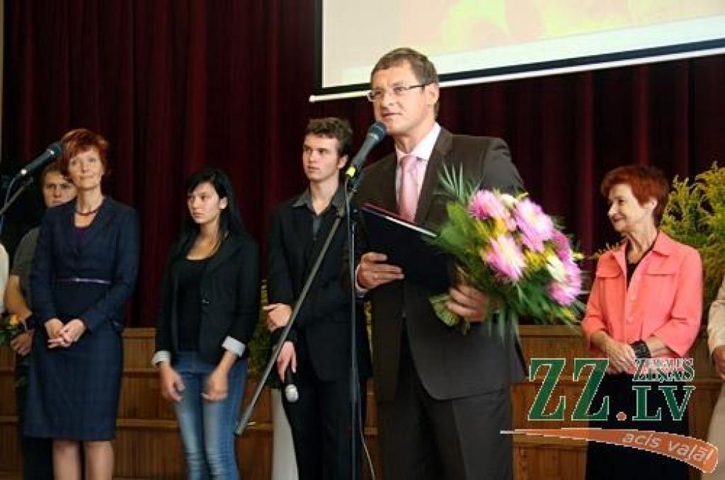Šogad Jelgavas vidējās un profesionālās izglītības iestādēs mācīsies ap astoņiem tūkstošiem audzēkņu, liecina pašvaldības apkopotā informācija.
Skolēnu skaits 2012./2013.mācību gadā precīzi būs zināms 5.septembrī, noskaidroja zz.lv, taču...
Autors: Agris Samcovs