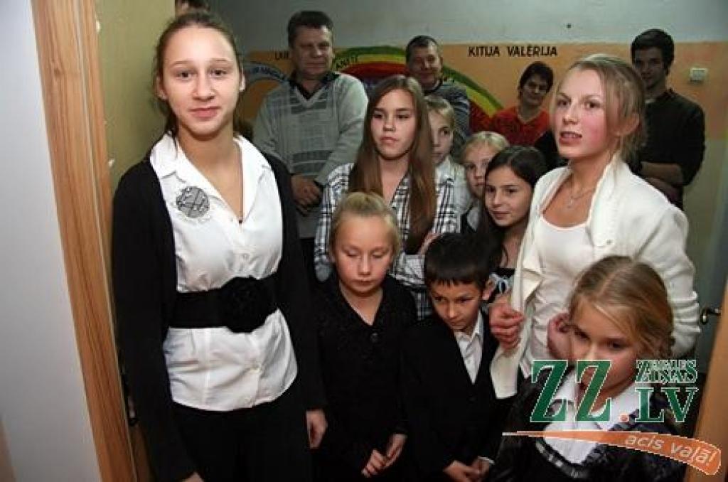 Noslēdzoties atjaunošanas darbiem, svinīgi atklāta Jelgavas novada Mūzikas un mākslas skolas kamerzāle. Mājvietu tā radusi Šķibes pamatskolas bijušās krievu plūsmas telpās. «Ēkai ir teju 130 gadu, un tai nepieciešami daudzi uzlabojumi,...
