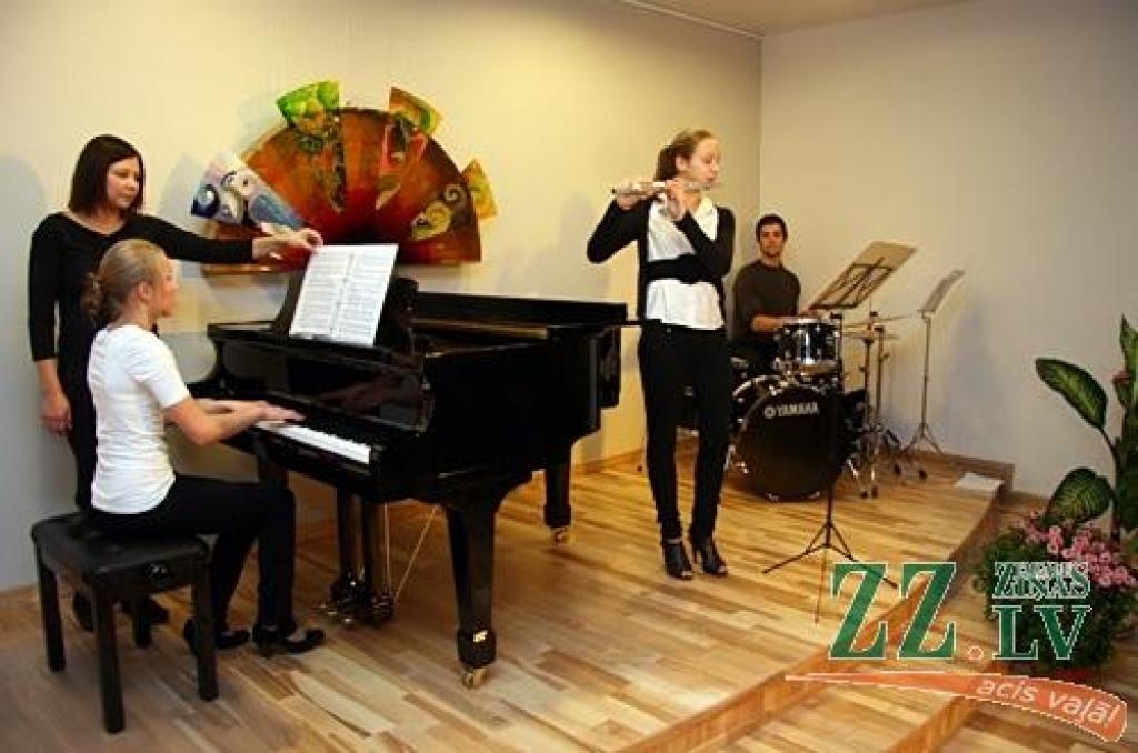 Noslēdzoties atjaunošanas darbiem, svinīgi atklāta Jelgavas novada Mūzikas un mākslas skolas kamerzāle. Mājvietu tā radusi Šķibes pamatskolas bijušās krievu plūsmas telpās. «Ēkai ir teju 130 gadu, un tai nepieciešami daudzi uzlabojumi,...