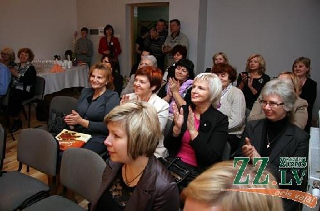 Noslēdzoties atjaunošanas darbiem, svinīgi atklāta Jelgavas novada Mūzikas un mākslas skolas kamerzāle. Mājvietu tā radusi Šķibes pamatskolas bijušās krievu plūsmas telpās. «Ēkai ir teju 130 gadu, un tai nepieciešami daudzi uzlabojumi,...