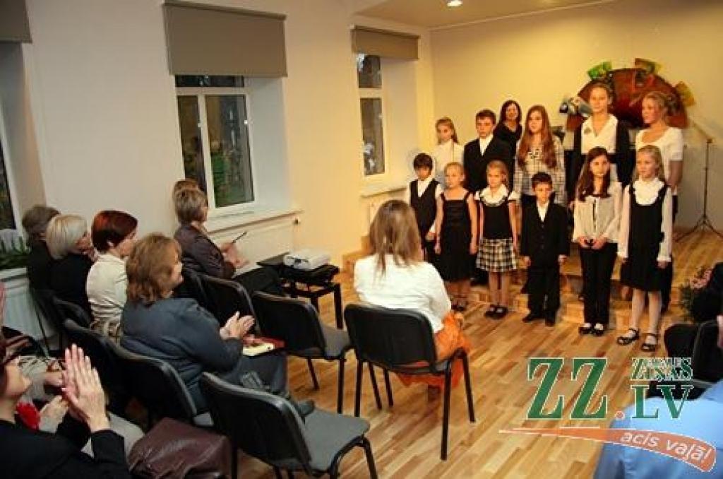 Noslēdzoties atjaunošanas darbiem, svinīgi atklāta Jelgavas novada Mūzikas un mākslas skolas kamerzāle. Mājvietu tā radusi Šķibes pamatskolas bijušās krievu plūsmas telpās. «Ēkai ir teju 130 gadu, un tai nepieciešami daudzi uzlabojumi,...