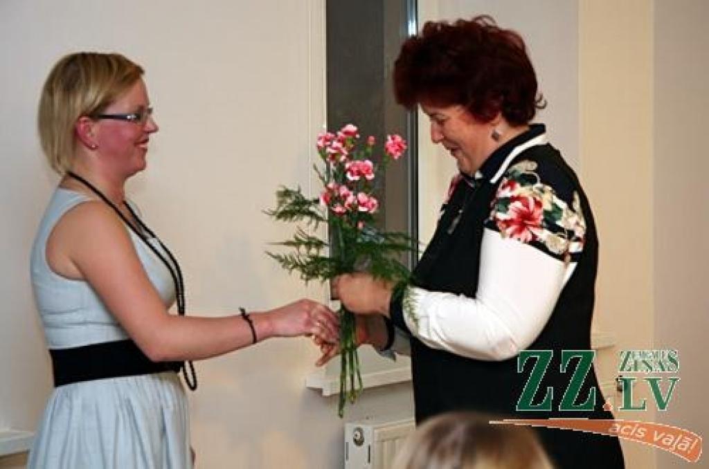 Noslēdzoties atjaunošanas darbiem, svinīgi atklāta Jelgavas novada Mūzikas un mākslas skolas kamerzāle. Mājvietu tā radusi Šķibes pamatskolas bijušās krievu plūsmas telpās. «Ēkai ir teju 130 gadu, un tai nepieciešami daudzi uzlabojumi,...