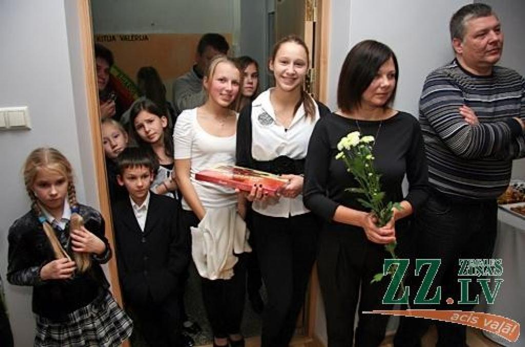 Noslēdzoties atjaunošanas darbiem, svinīgi atklāta Jelgavas novada Mūzikas un mākslas skolas kamerzāle. Mājvietu tā radusi Šķibes pamatskolas bijušās krievu plūsmas telpās. «Ēkai ir teju 130 gadu, un tai nepieciešami daudzi uzlabojumi,...