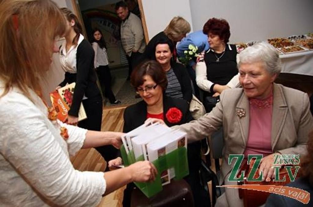 Noslēdzoties atjaunošanas darbiem, svinīgi atklāta Jelgavas novada Mūzikas un mākslas skolas kamerzāle. Mājvietu tā radusi Šķibes pamatskolas bijušās krievu plūsmas telpās. «Ēkai ir teju 130 gadu, un tai nepieciešami daudzi uzlabojumi,...