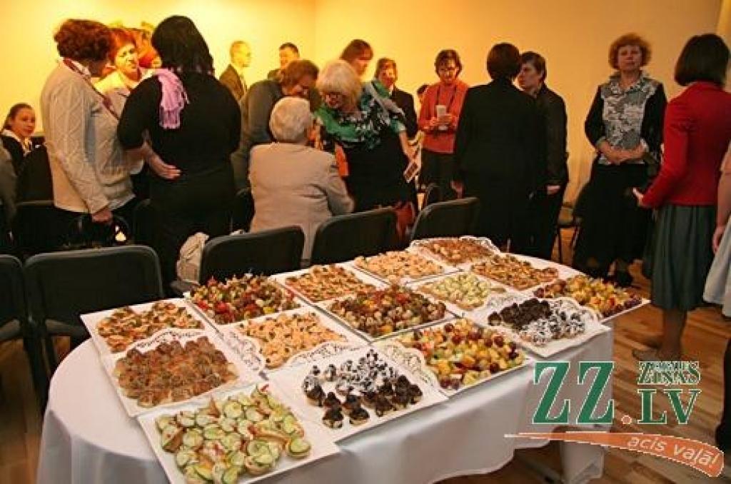 Noslēdzoties atjaunošanas darbiem, svinīgi atklāta Jelgavas novada Mūzikas un mākslas skolas kamerzāle. Mājvietu tā radusi Šķibes pamatskolas bijušās krievu plūsmas telpās. «Ēkai ir teju 130 gadu, un tai nepieciešami daudzi uzlabojumi,...