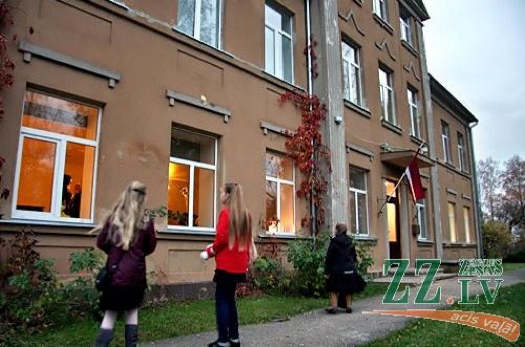Noslēdzoties atjaunošanas darbiem, svinīgi atklāta Jelgavas novada Mūzikas un mākslas skolas kamerzāle. Mājvietu tā radusi Šķibes pamatskolas bijušās krievu plūsmas telpās. «Ēkai ir teju 130 gadu, un tai nepieciešami daudzi uzlabojumi,...