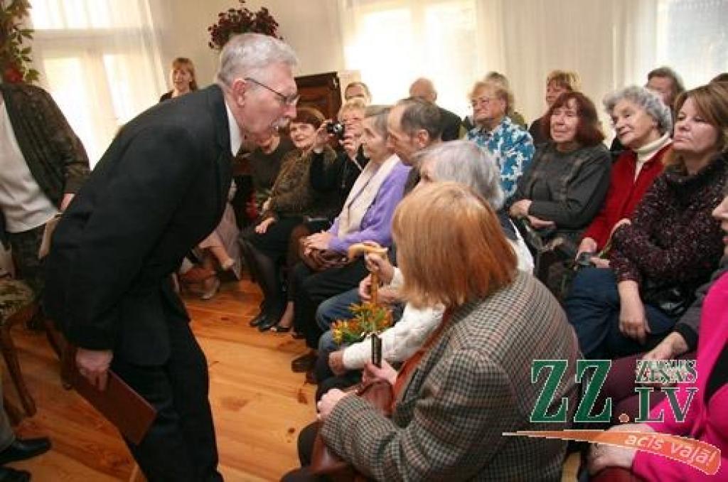 Nostumjot malā īgnumu un reizē pārsteigumu, ka visiem klātesošajiem pat īsti nav vietas, latviešu teātra tēva Ādolfa Alunāna memoriālajā mājā pulcējās aktiera Daiņa Ozoliņa izlolotā literāri muzikālā kluba «Lai top!» pirmā pasākuma...