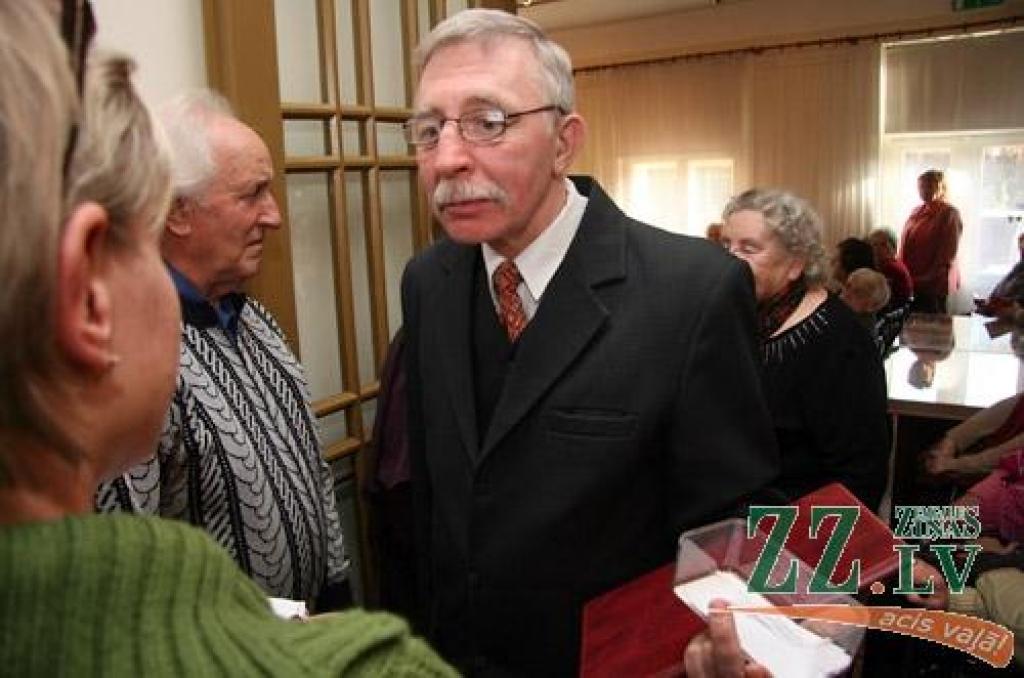Nostumjot malā īgnumu un reizē pārsteigumu, ka visiem klātesošajiem pat īsti nav vietas, latviešu teātra tēva Ādolfa Alunāna memoriālajā mājā pulcējās aktiera Daiņa Ozoliņa izlolotā literāri muzikālā kluba «Lai top!» pirmā pasākuma...