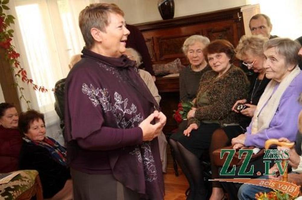 Nostumjot malā īgnumu un reizē pārsteigumu, ka visiem klātesošajiem pat īsti nav vietas, latviešu teātra tēva Ādolfa Alunāna memoriālajā mājā pulcējās aktiera Daiņa Ozoliņa izlolotā literāri muzikālā kluba «Lai top!» pirmā pasākuma...
