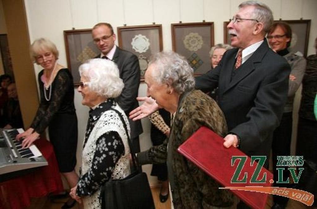 Nostumjot malā īgnumu un reizē pārsteigumu, ka visiem klātesošajiem pat īsti nav vietas, latviešu teātra tēva Ādolfa Alunāna memoriālajā mājā pulcējās aktiera Daiņa Ozoliņa izlolotā literāri muzikālā kluba «Lai top!» pirmā pasākuma...