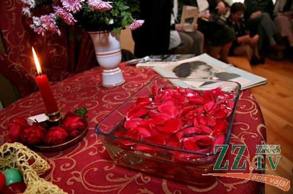 Nostumjot malā īgnumu un reizē pārsteigumu, ka visiem klātesošajiem pat īsti nav vietas, latviešu teātra tēva Ādolfa Alunāna memoriālajā mājā pulcējās aktiera Daiņa Ozoliņa izlolotā literāri muzikālā kluba «Lai top!» pirmā pasākuma...