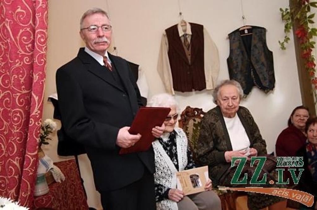 Nostumjot malā īgnumu un reizē pārsteigumu, ka visiem klātesošajiem pat īsti nav vietas, latviešu teātra tēva Ādolfa Alunāna memoriālajā mājā pulcējās aktiera Daiņa Ozoliņa izlolotā literāri muzikālā kluba «Lai top!» pirmā pasākuma...