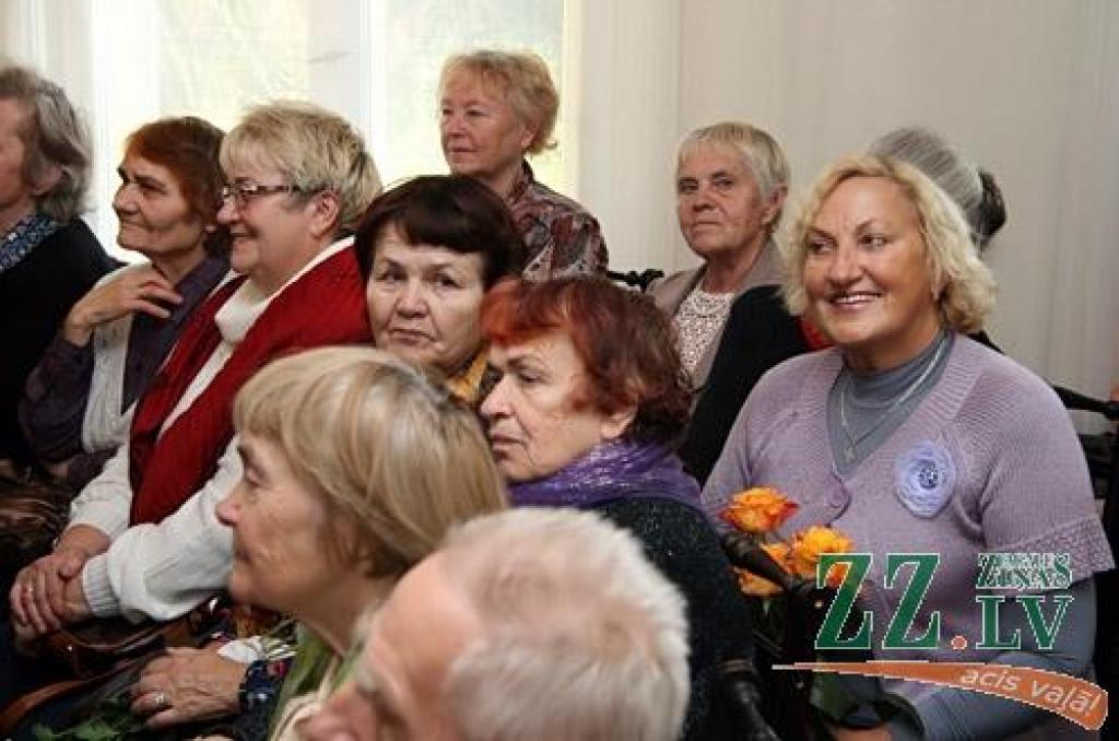 Nostumjot malā īgnumu un reizē pārsteigumu, ka visiem klātesošajiem pat īsti nav vietas, latviešu teātra tēva Ādolfa Alunāna memoriālajā mājā pulcējās aktiera Daiņa Ozoliņa izlolotā literāri muzikālā kluba «Lai top!» pirmā pasākuma...