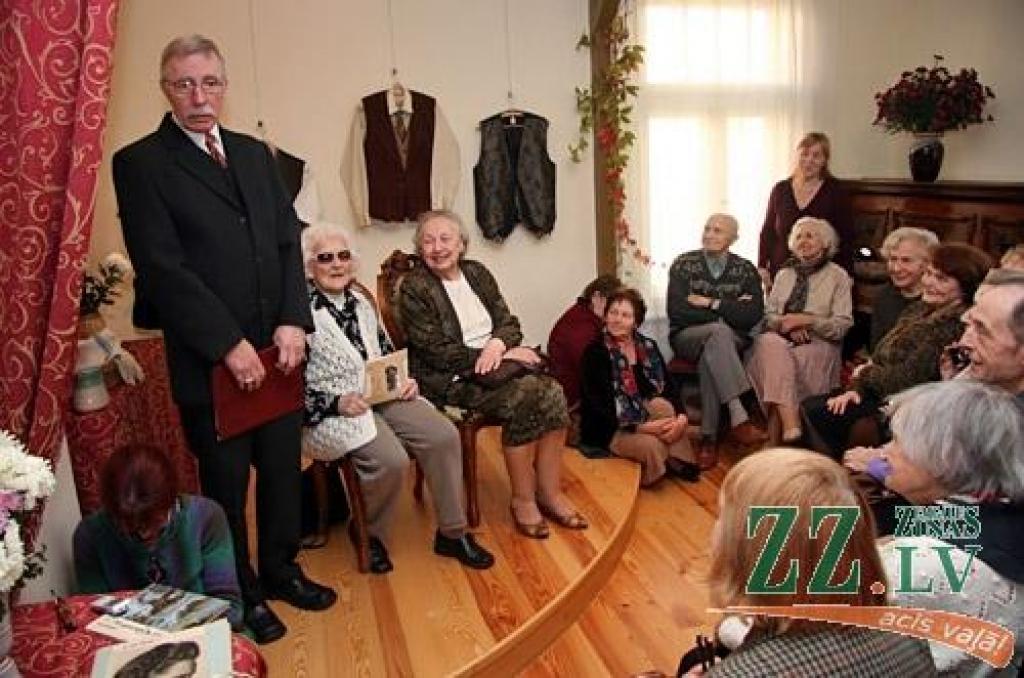 Nostumjot malā īgnumu un reizē pārsteigumu, ka visiem klātesošajiem pat īsti nav vietas, latviešu teātra tēva Ādolfa Alunāna memoriālajā mājā pulcējās aktiera Daiņa Ozoliņa izlolotā literāri muzikālā kluba «Lai top!» pirmā pasākuma...
