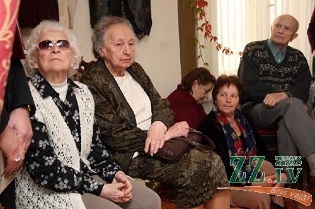Nostumjot malā īgnumu un reizē pārsteigumu, ka visiem klātesošajiem pat īsti nav vietas, latviešu teātra tēva Ādolfa Alunāna memoriālajā mājā pulcējās aktiera Daiņa Ozoliņa izlolotā literāri muzikālā kluba «Lai top!» pirmā pasākuma...