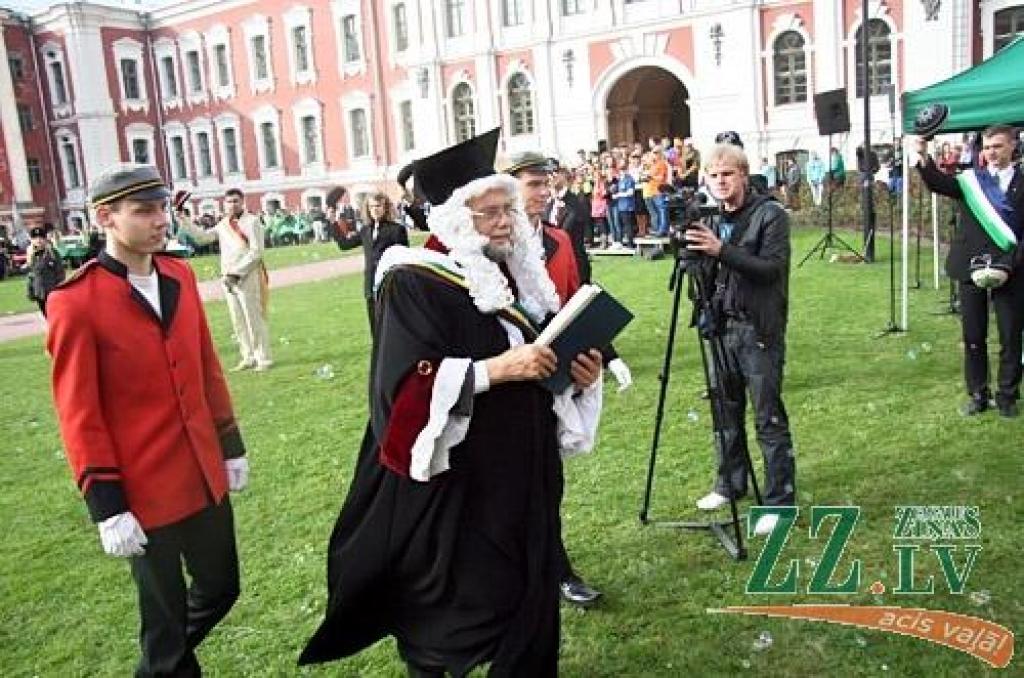 45.Azemitologa svētku galveno – lielo – balvu izcīnījuši pirmā kursa studenti no Tehniskās fakultātes (TF). Mazās balvas ieguvēji – Veterinārmedicīnas fakultāte
LLU zinību vīrs Azemitologs 45.reizi Jelgavas pils pagalmā aicināja iesoļot...
Autors: Agris Samcovs