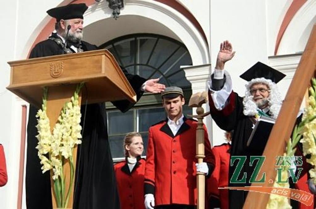45.Azemitologa svētku galveno – lielo – balvu izcīnījuši pirmā kursa studenti no Tehniskās fakultātes (TF). Mazās balvas ieguvēji – Veterinārmedicīnas fakultāte
LLU zinību vīrs Azemitologs 45.reizi Jelgavas pils pagalmā aicināja iesoļot...
Autors: Agris Samcovs