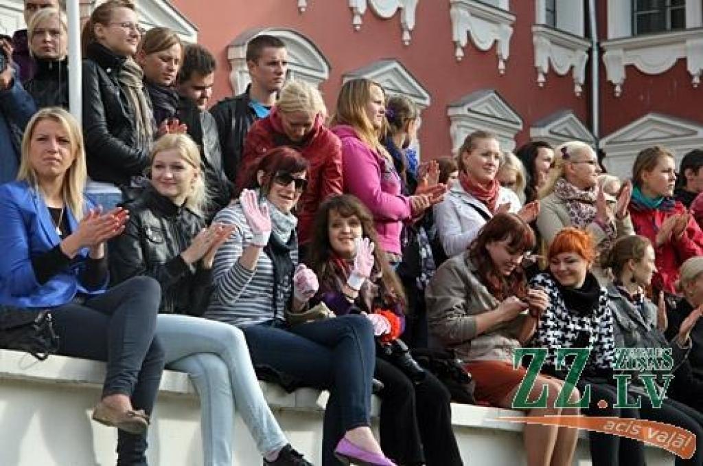 45.Azemitologa svētku galveno – lielo – balvu izcīnījuši pirmā kursa studenti no Tehniskās fakultātes (TF). Mazās balvas ieguvēji – Veterinārmedicīnas fakultāte
LLU zinību vīrs Azemitologs 45.reizi Jelgavas pils pagalmā aicināja iesoļot...
Autors: Agris Samcovs
