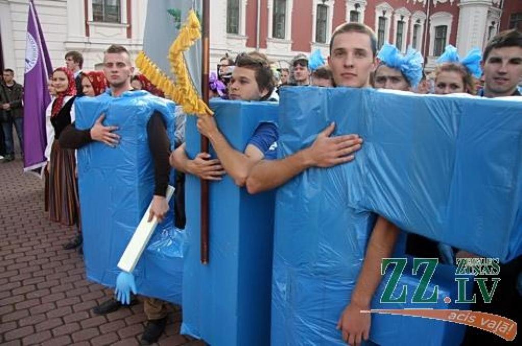 45.Azemitologa svētku galveno – lielo – balvu izcīnījuši pirmā kursa studenti no Tehniskās fakultātes (TF). Mazās balvas ieguvēji – Veterinārmedicīnas fakultāte
LLU zinību vīrs Azemitologs 45.reizi Jelgavas pils pagalmā aicināja iesoļot...
Autors: Agris Samcovs