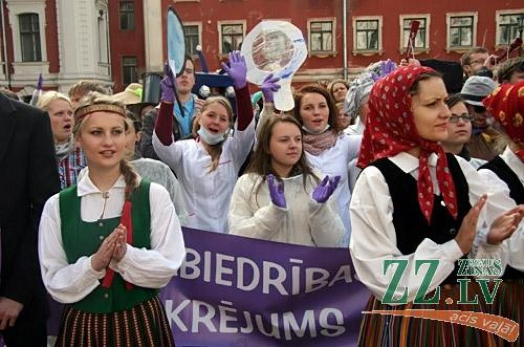 45.Azemitologa svētku galveno – lielo – balvu izcīnījuši pirmā kursa studenti no Tehniskās fakultātes (TF). Mazās balvas ieguvēji – Veterinārmedicīnas fakultāte
LLU zinību vīrs Azemitologs 45.reizi Jelgavas pils pagalmā aicināja iesoļot...
Autors: Agris Samcovs