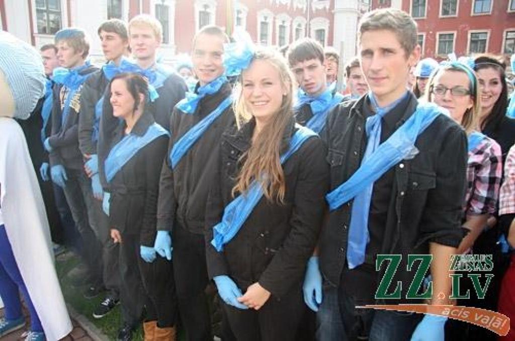 45.Azemitologa svētku galveno – lielo – balvu izcīnījuši pirmā kursa studenti no Tehniskās fakultātes (TF). Mazās balvas ieguvēji – Veterinārmedicīnas fakultāte
LLU zinību vīrs Azemitologs 45.reizi Jelgavas pils pagalmā aicināja iesoļot...
Autors: Agris Samcovs