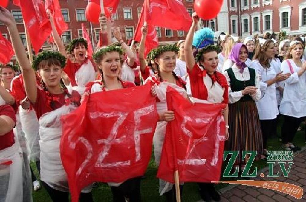 45.Azemitologa svētku galveno – lielo – balvu izcīnījuši pirmā kursa studenti no Tehniskās fakultātes (TF). Mazās balvas ieguvēji – Veterinārmedicīnas fakultāte
LLU zinību vīrs Azemitologs 45.reizi Jelgavas pils pagalmā aicināja iesoļot...
Autors: Agris Samcovs