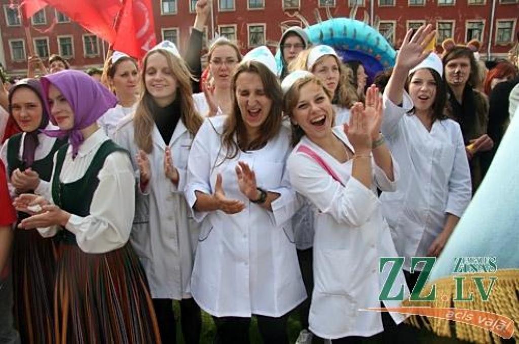 45.Azemitologa svētku galveno – lielo – balvu izcīnījuši pirmā kursa studenti no Tehniskās fakultātes (TF). Mazās balvas ieguvēji – Veterinārmedicīnas fakultāte
LLU zinību vīrs Azemitologs 45.reizi Jelgavas pils pagalmā aicināja iesoļot...
Autors: Agris Samcovs