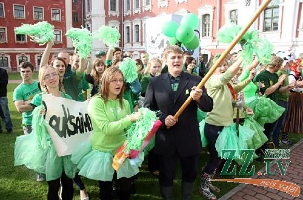 45.Azemitologa svētku galveno – lielo – balvu izcīnījuši pirmā kursa studenti no Tehniskās fakultātes (TF). Mazās balvas ieguvēji – Veterinārmedicīnas fakultāte
LLU zinību vīrs Azemitologs 45.reizi Jelgavas pils pagalmā aicināja iesoļot...
Autors: Agris Samcovs