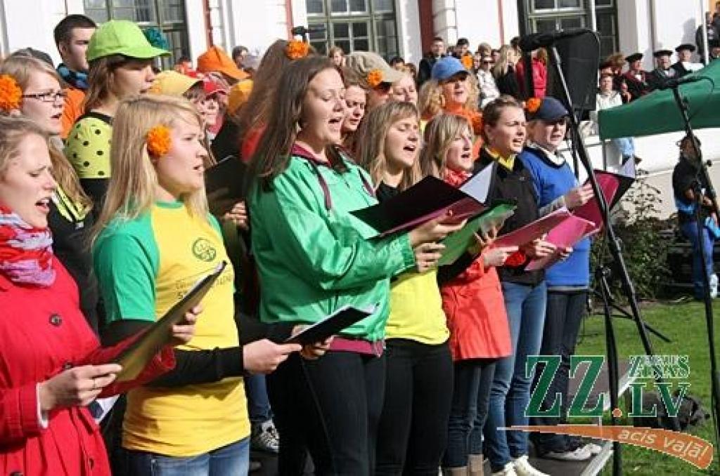 45.Azemitologa svētku galveno – lielo – balvu izcīnījuši pirmā kursa studenti no Tehniskās fakultātes (TF). Mazās balvas ieguvēji – Veterinārmedicīnas fakultāte
LLU zinību vīrs Azemitologs 45.reizi Jelgavas pils pagalmā aicināja iesoļot...
Autors: Agris Samcovs