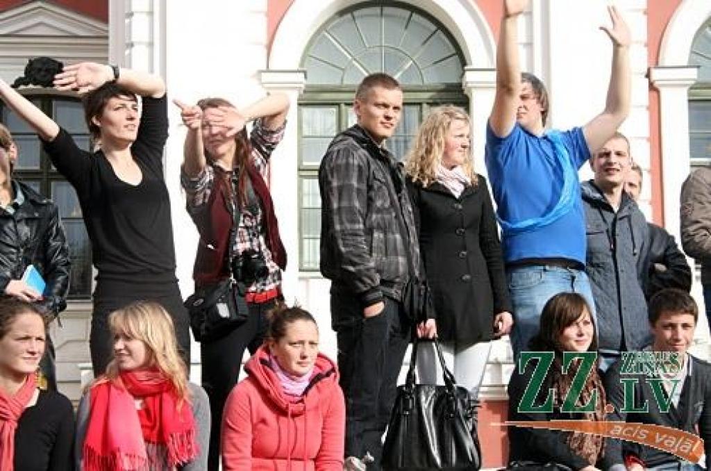 45.Azemitologa svētku galveno – lielo – balvu izcīnījuši pirmā kursa studenti no Tehniskās fakultātes (TF). Mazās balvas ieguvēji – Veterinārmedicīnas fakultāte
LLU zinību vīrs Azemitologs 45.reizi Jelgavas pils pagalmā aicināja iesoļot...
Autors: Agris Samcovs